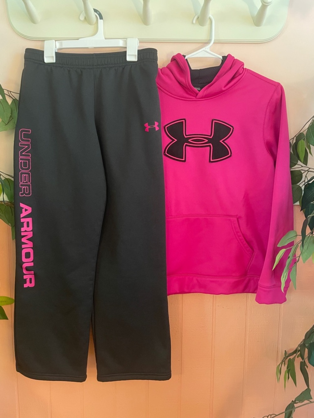 Under Armour YXL Girls Pink & Black Sweatshirt Hoodie & Sweatpants Set